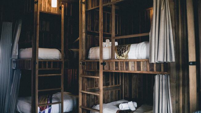 chambre avec des lits en bois